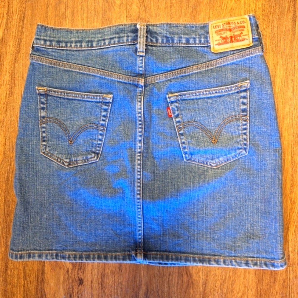 LEVI'S Denim Mini Skirt- 5 Pocket- Red Tab- Stretch- 99% Cotton/1% Spandex- Sz 6